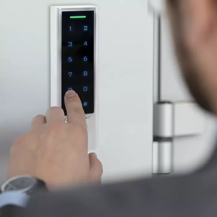 Dotykowy zamek szyfrowy z czytnikiem linii papilarnych RFID Qoltec Proteus kod karta brelok dzwonek