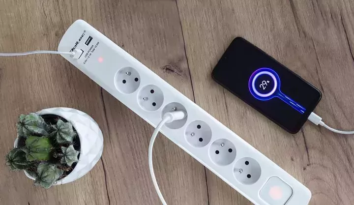 Listwa Qoltec antyprzepięciowa 8 gniazd z uziemieniem 2xUSB 1.8m biała